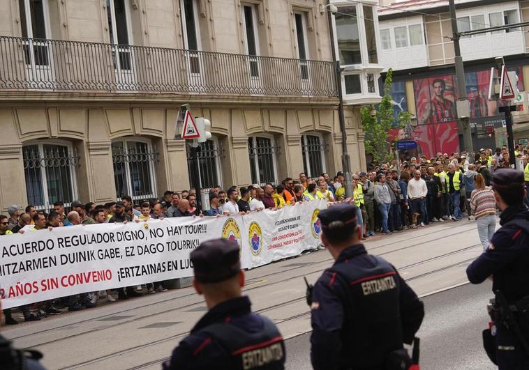 Cientos de agentes se han concentrado ante el Parlamento vasco, en Vitoria.