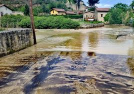 Imagen de la espectacular balsa de agua que dejó la tromba caída en la localidad alavesa de Bergüenda