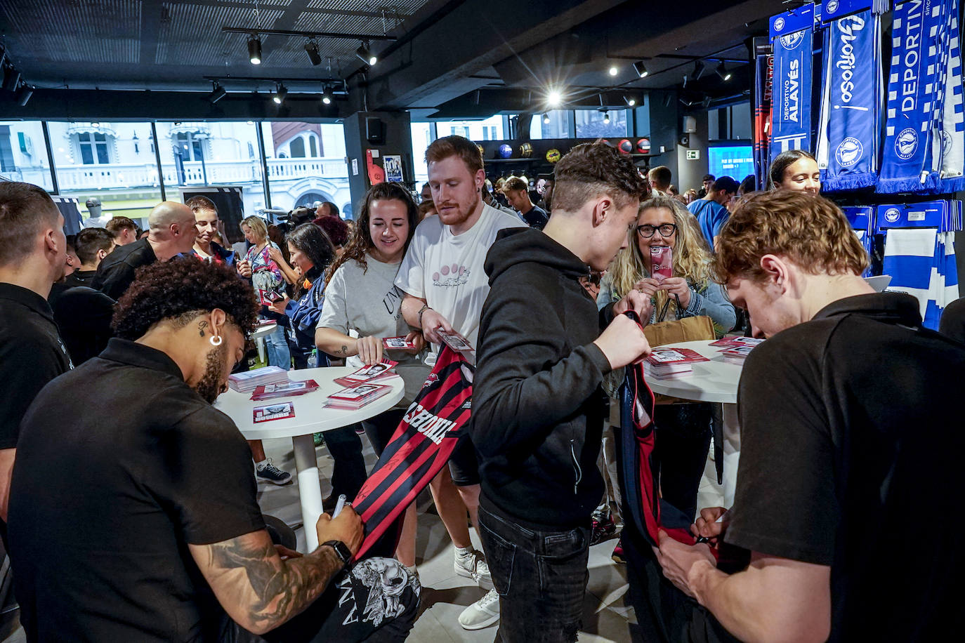 Las mejores fotos de la firma de autógrafos del Baskonia