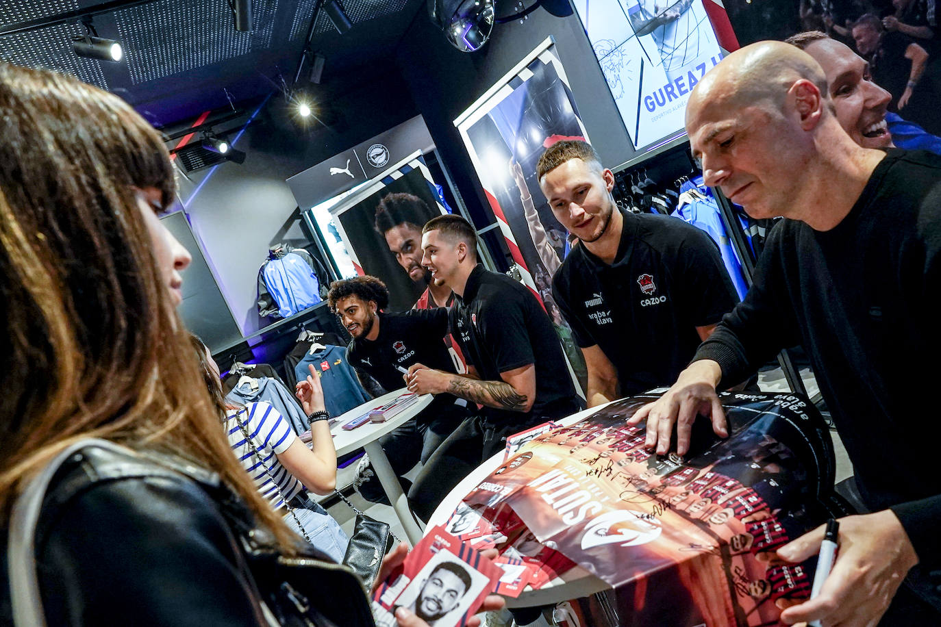 Las mejores fotos de la firma de autógrafos del Baskonia