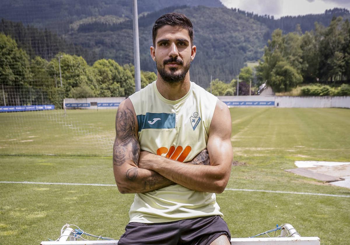 Juan Berrocal, al término del entrenamiento del Eibar ayer en Atxabalpe (Arrasate).