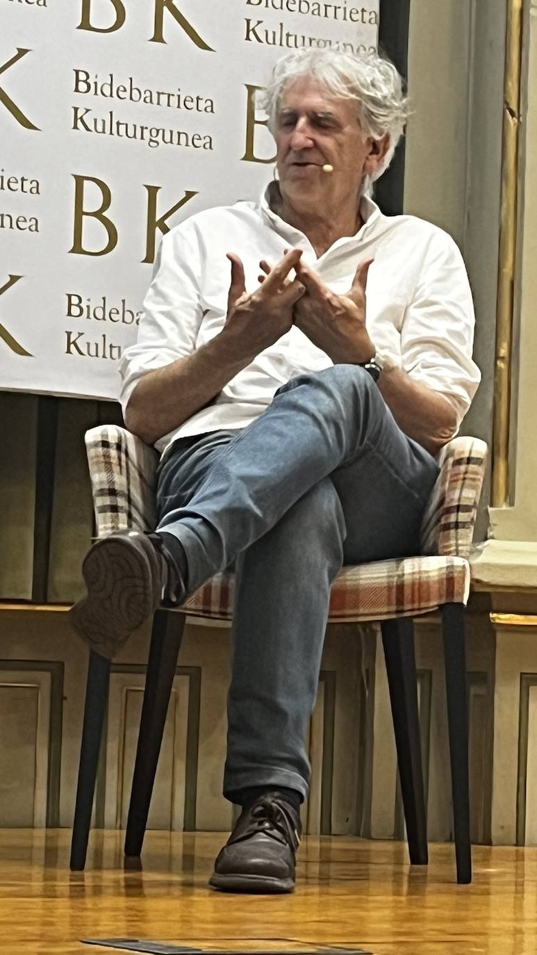 Arsuaga durante la presentación del libro en la Biblioteca de Bidebarrieta.