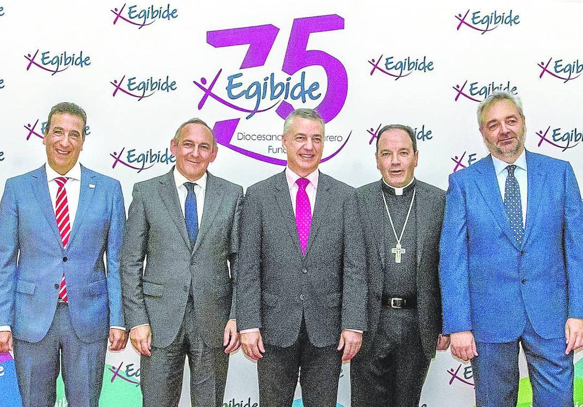 Urtaran, Urresti, González, Urkullu, Elizalde y Eguizábal posan durante el acto central de las celebraciones del 75 aniversario de Egibide.