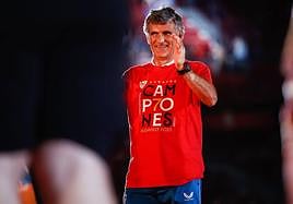 Mendilibar, con la camiseta conmemorativa de campeones.