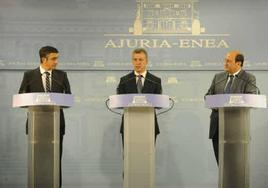 López, Urkullu y Ortuzar, en la firma del primer acuerdo PNV-PSE en 2013.