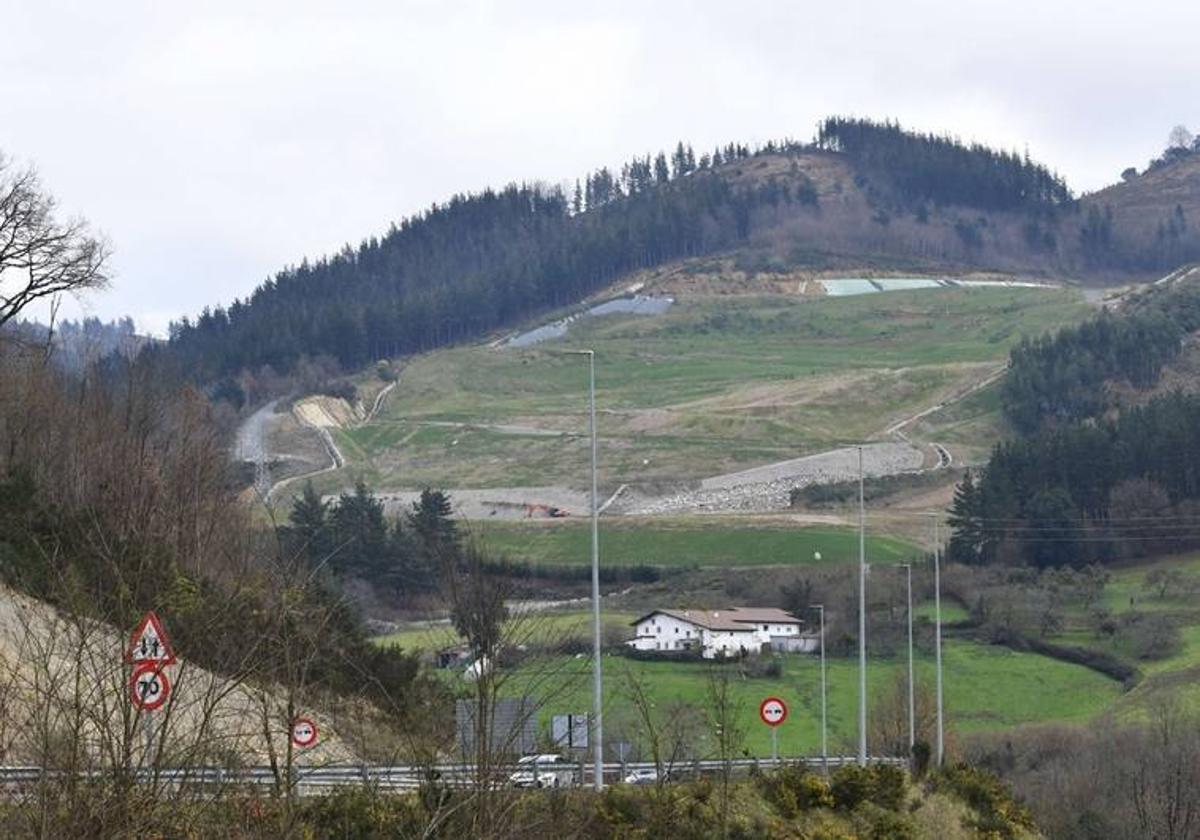 Terrenos donde se localizaba el verteero, tres años después del derrumbe.