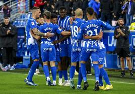 Los jugadores celebran uno de los goles de ayer.