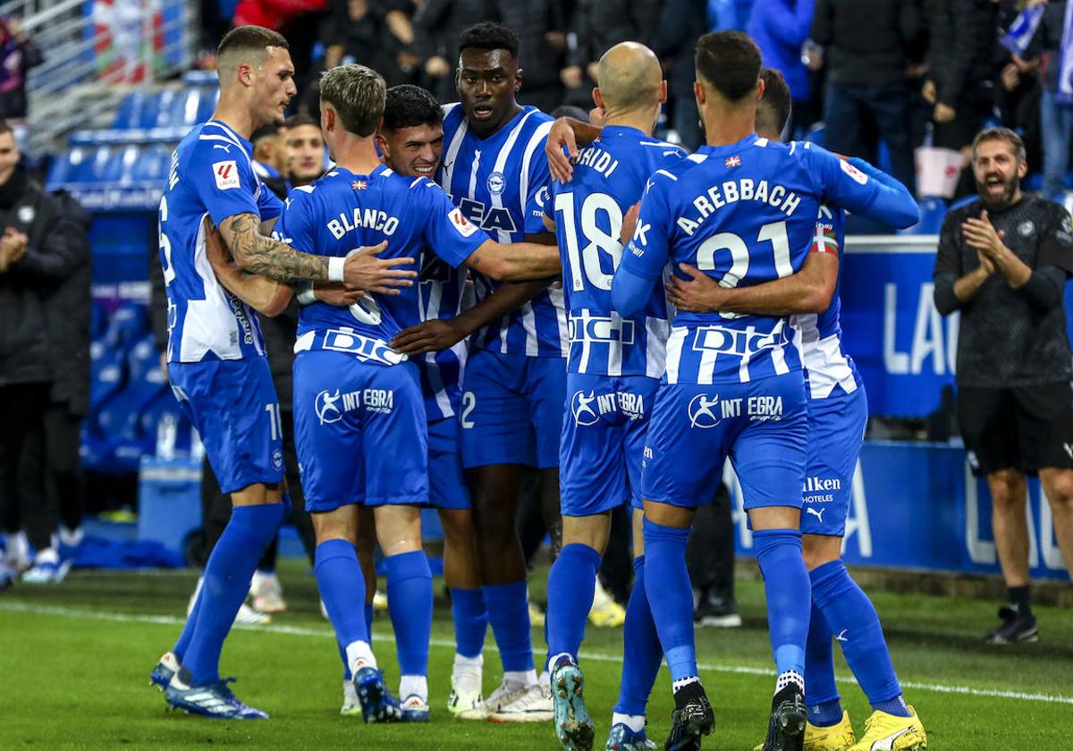 Los jugadores celebran uno de los goles de ayer.