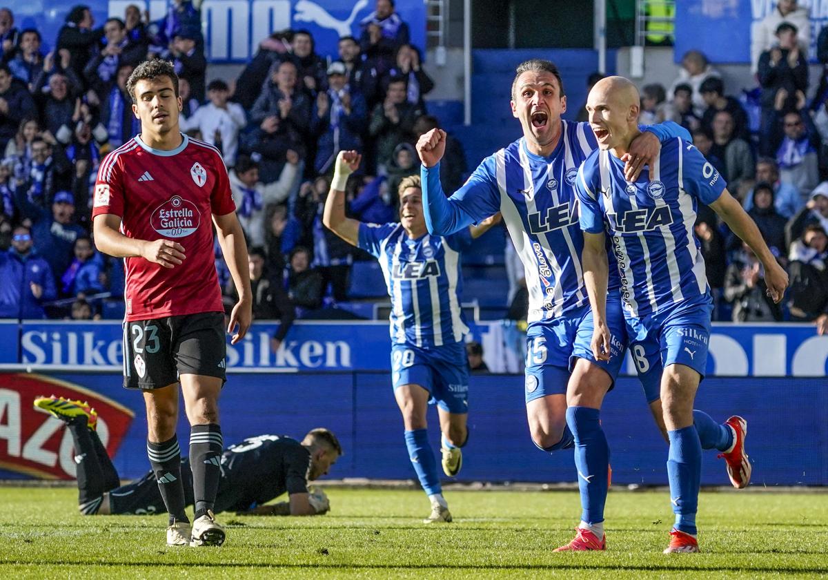 Los albiazules celebran uno de los tantos del partido.