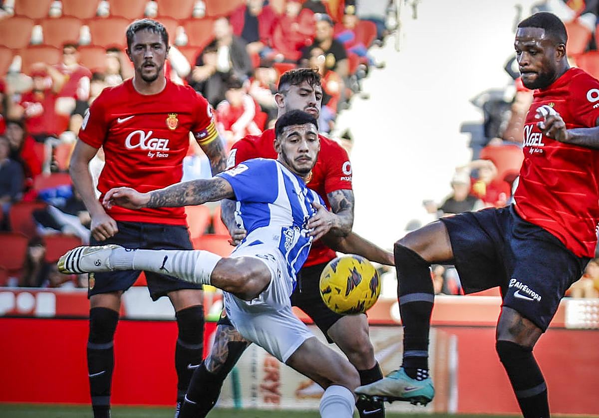 Benavídez intenta golpear el balón agarrado por Maffeo y ante la imponente presencia de Larin.