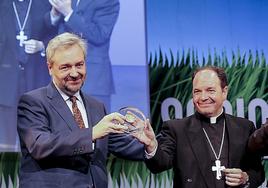 El obispo Elizalde y el director general de Egibide saliente, Nacho Eguizábal, en la entrega de los premios de la Fundación Sabino Arana en 2016.