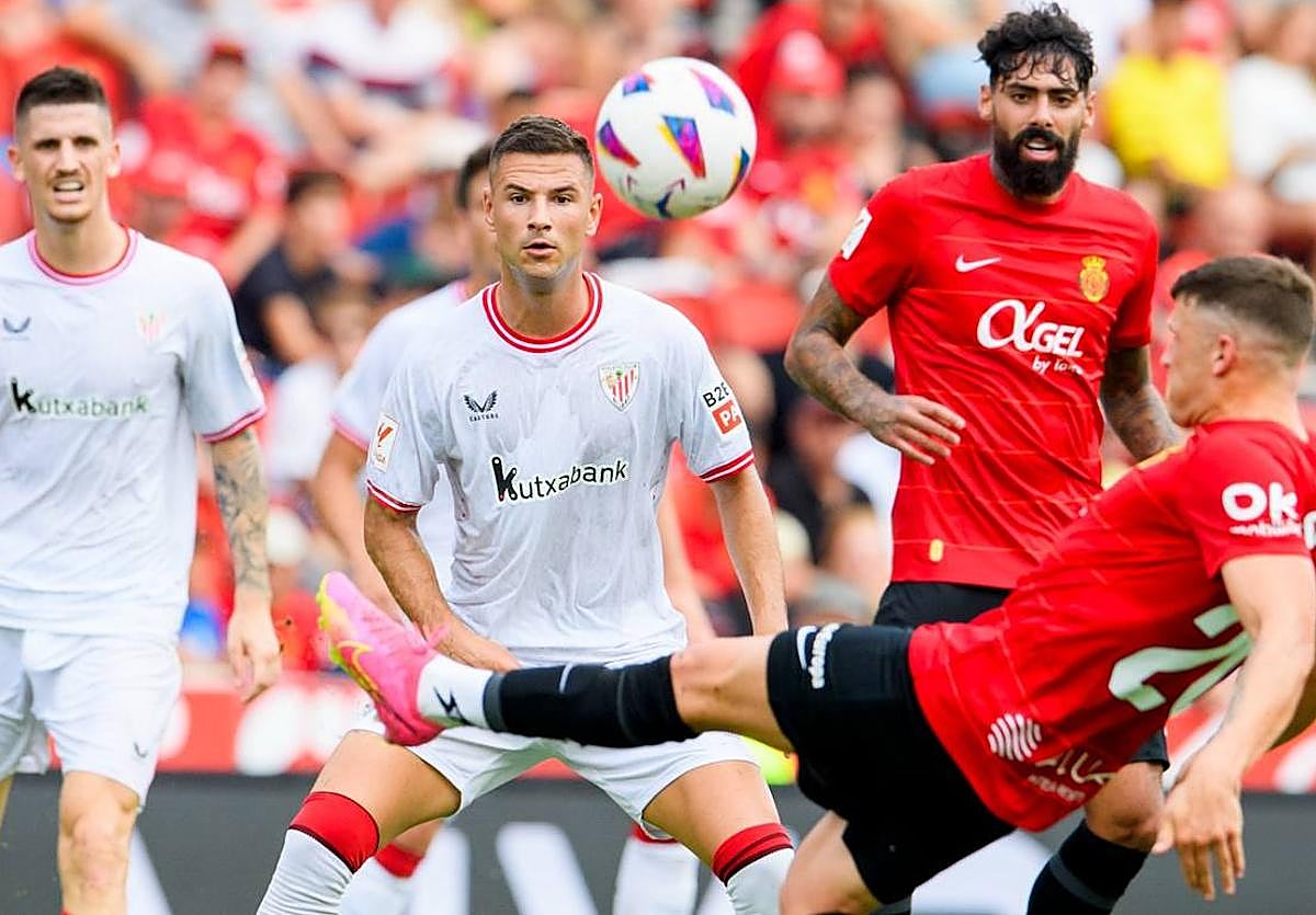 Guruzeta y Sancet, atentos al despeje de Valjent.