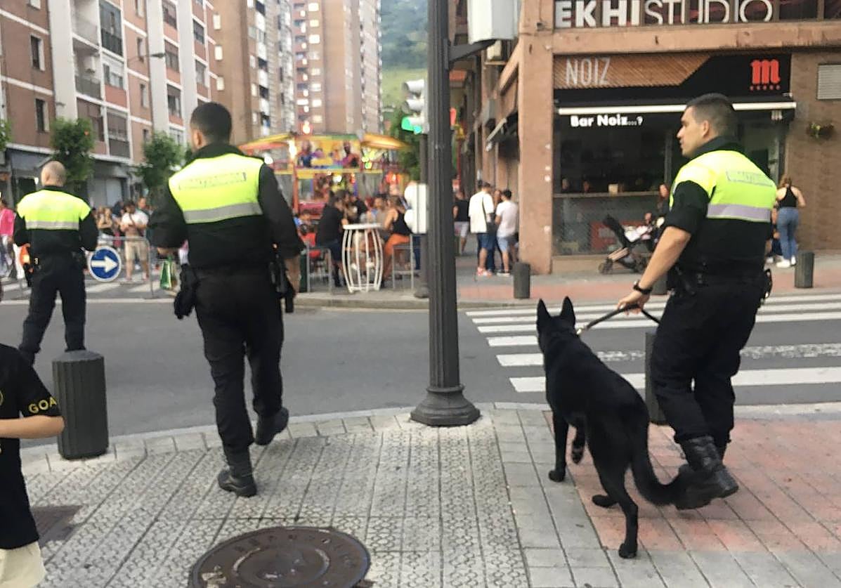 Agentes de la Policía Local patrullando con perros por Ibarrekolanda.