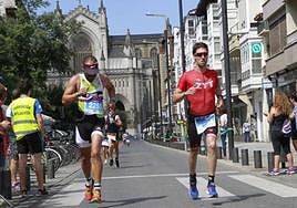 Imágenes de otro triatlón por las calles de Vitoria.