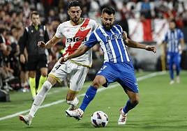 Duarte recibe una falta mientras conduce el balón en Vallecas.