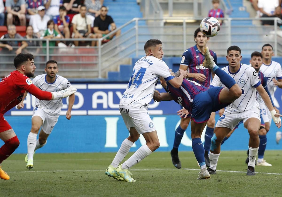 Stoichkov se saca un espectacular remate de tacón para sorprender a Tenaglia y Sivera en el gol del Eibar.