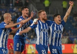 Carlos Vicente celebra con sus compañeros el gol que dio el triunfo a los albiazules.