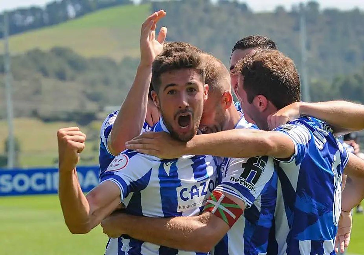 Martón celebra un gol con la Real Sociedad B.
