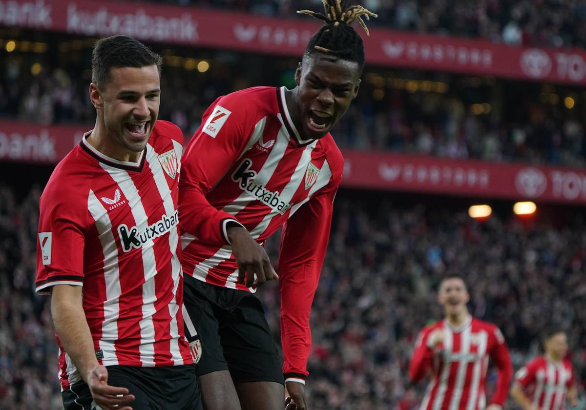 Nico Williams y Guruzeta celebran el primer gol del Athletic.