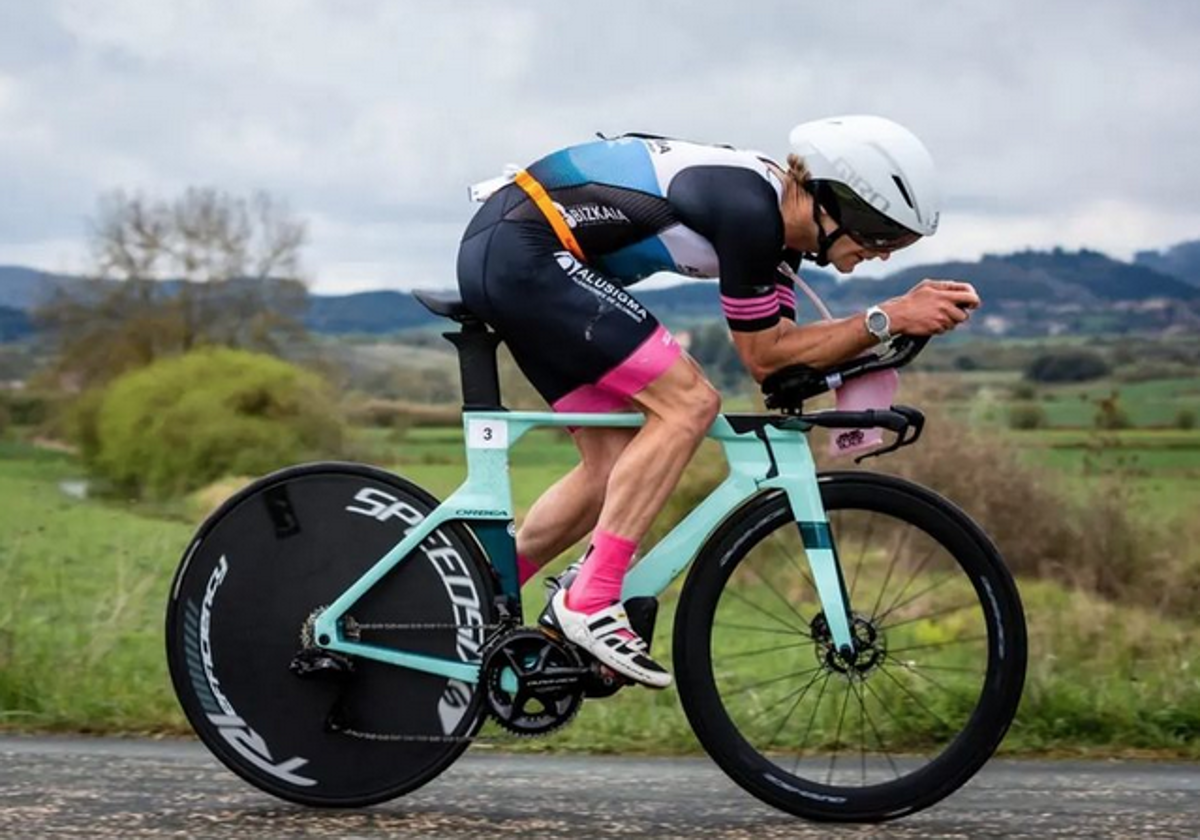 Pello Osoro, ganador en categoría masculina, durante la prueba de ciclismo.