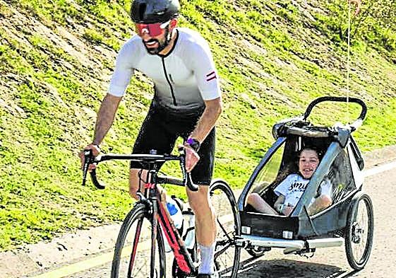 Maialen entrena junto a su profesor.