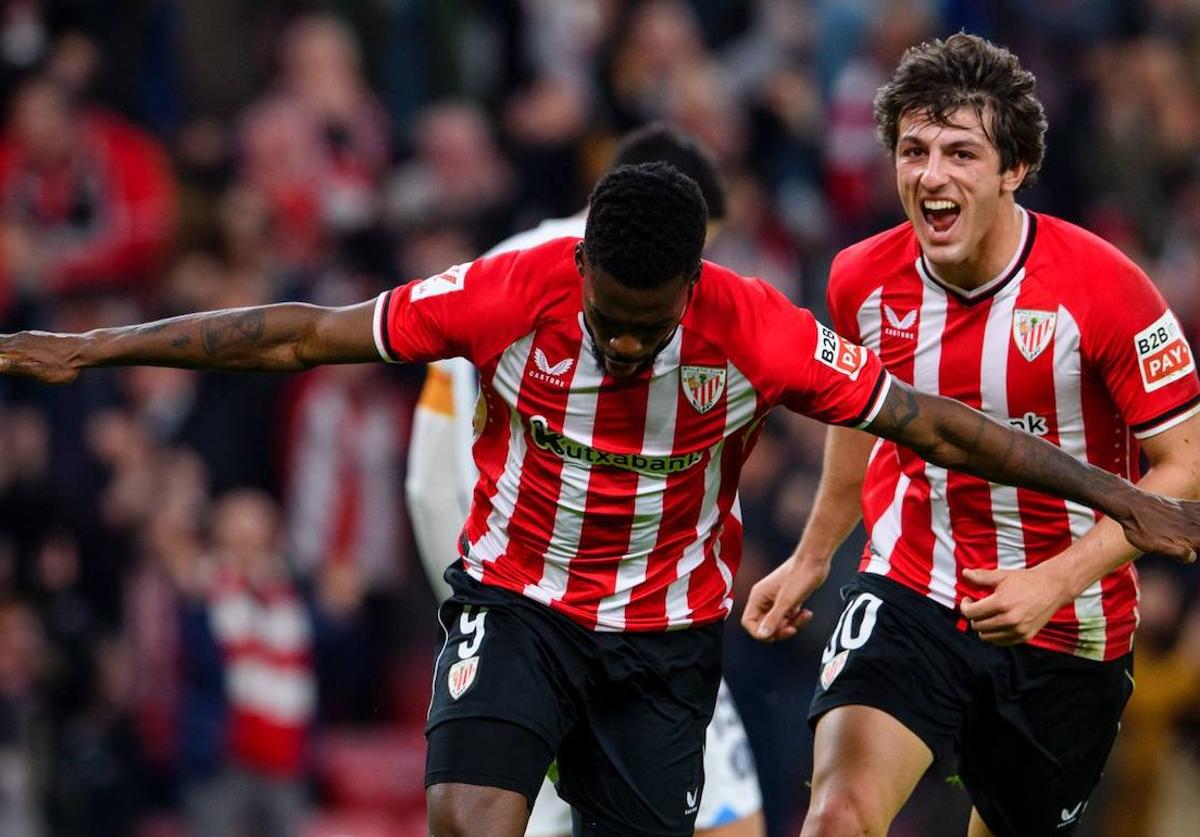 Iñaki Williams celebra junto a Unai Gómez el tercer gol.