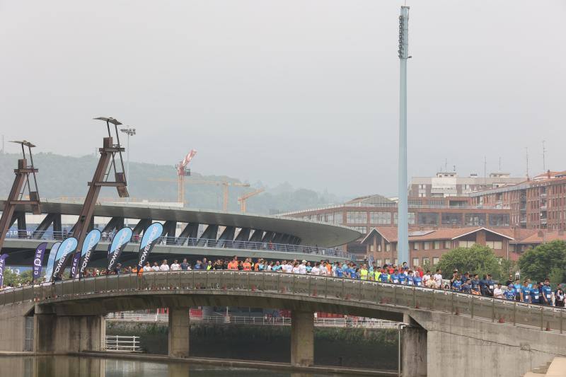Un millar de personas participan en la carrera de empresas