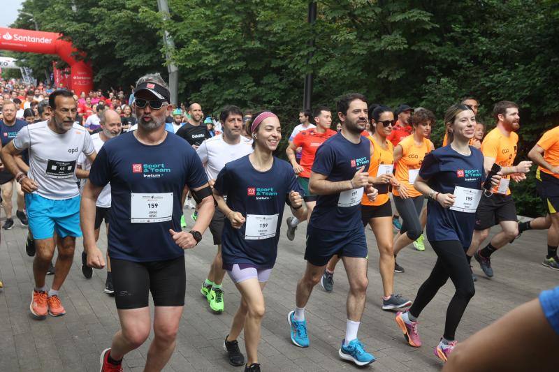 Un millar de personas participan en la carrera de empresas