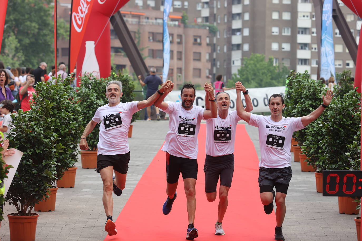 Un millar de personas participan en la carrera de empresas