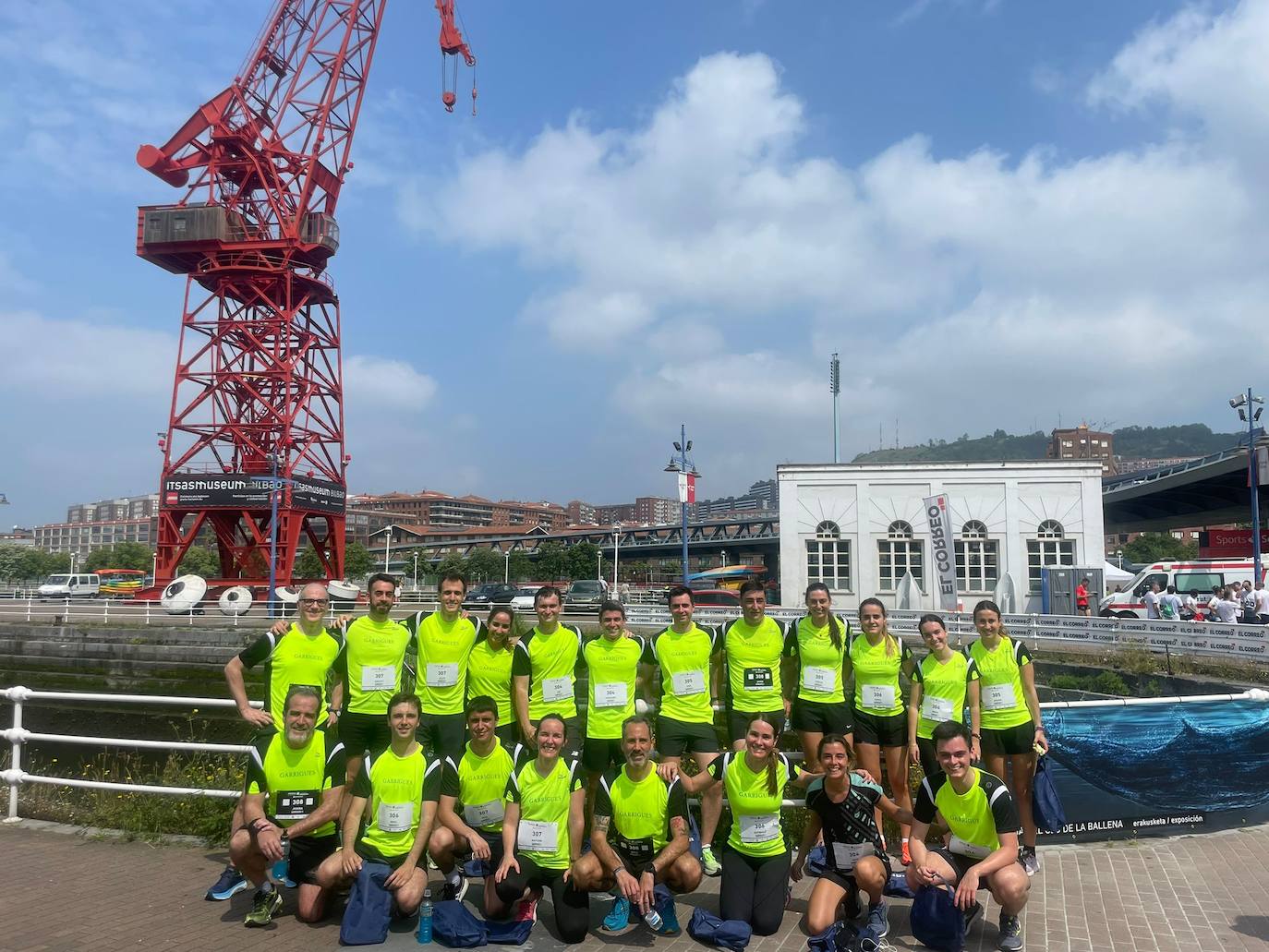Un millar de personas participan en la carrera de empresas