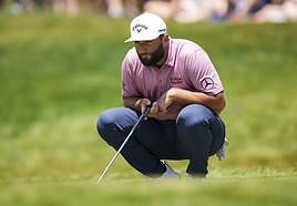 Jon Rahm lee la caída en un green en la última jornada.