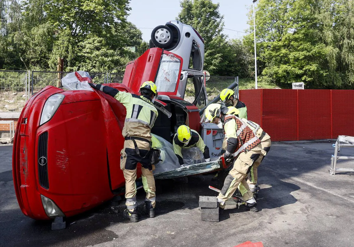 Un equipo de rescate del parque de bomberos de Leioa atiende a la víctima que ha sufrido un accidente.