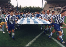 Los jugadores del Alavés saltan al campo con la bandera albiazul tras el ascenso de 1996.