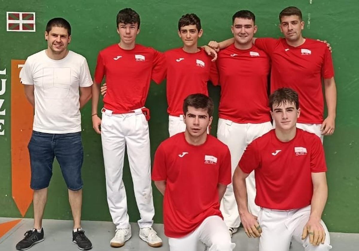 El equipo de Legutio posa tras certificar su pase a la fase final del torneo.