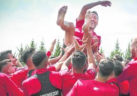 Caneda es manteado por sus compañeros de la SD Logroñés, su último equipo.
