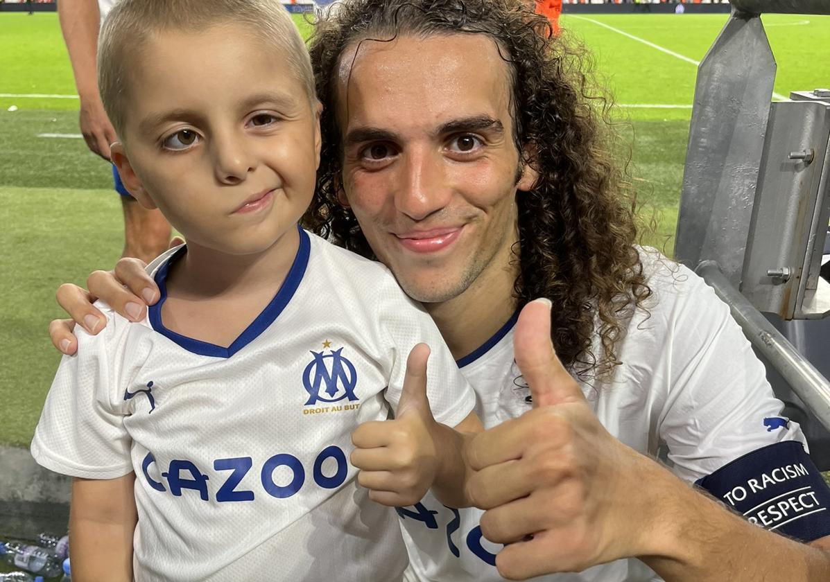 Kenzo posa junto a su ídolo, Guendouzi.