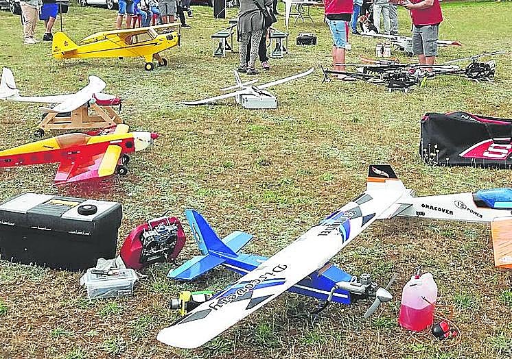 Mientras unos volaban otros podían ser contemplados en tierra