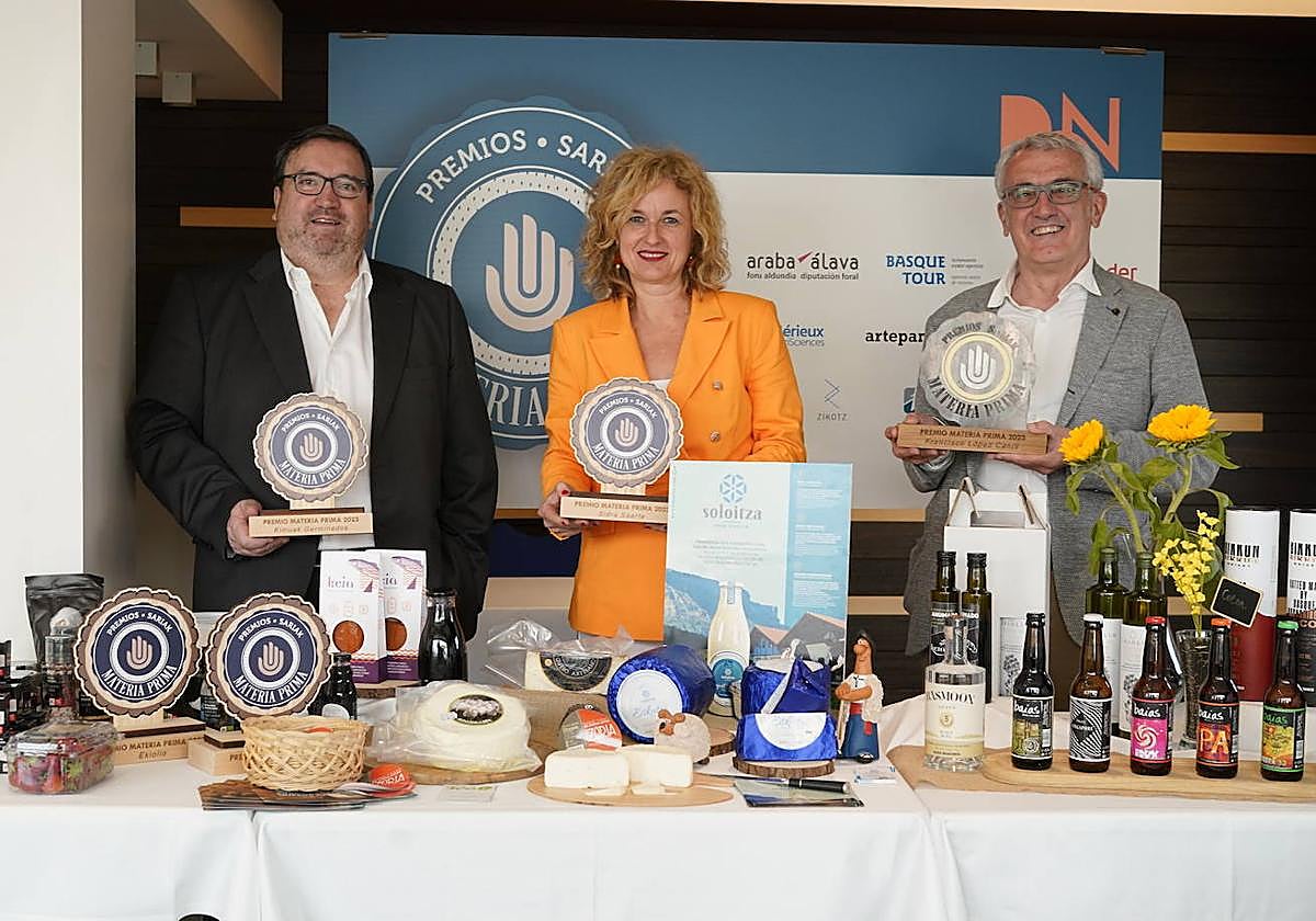 Javier Sáenz, gerente de Don Producto y Tú, y los diputados forales Cristina González y Eduardo Aguinaco han presentado el certamen en Vitoria.