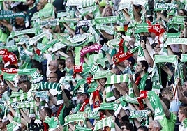 Hinchas del Wolfsburgo en la final del sábado en Eindhoven.