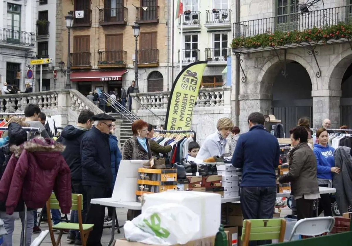 Los comercios de Kitto celebran un mercadillo al final de cada temporada en la plaza de Lekeitio.