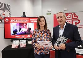 Ana Sofi Telletxea, responsable del Observatorio de la Realidad Social, y Carlos Bargos, director de Cáritas Bizkaia.