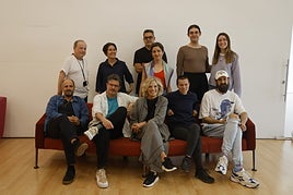 Algunos de los autores seleccionados, junto a profesores y responsables de Artium y Tabakalera.