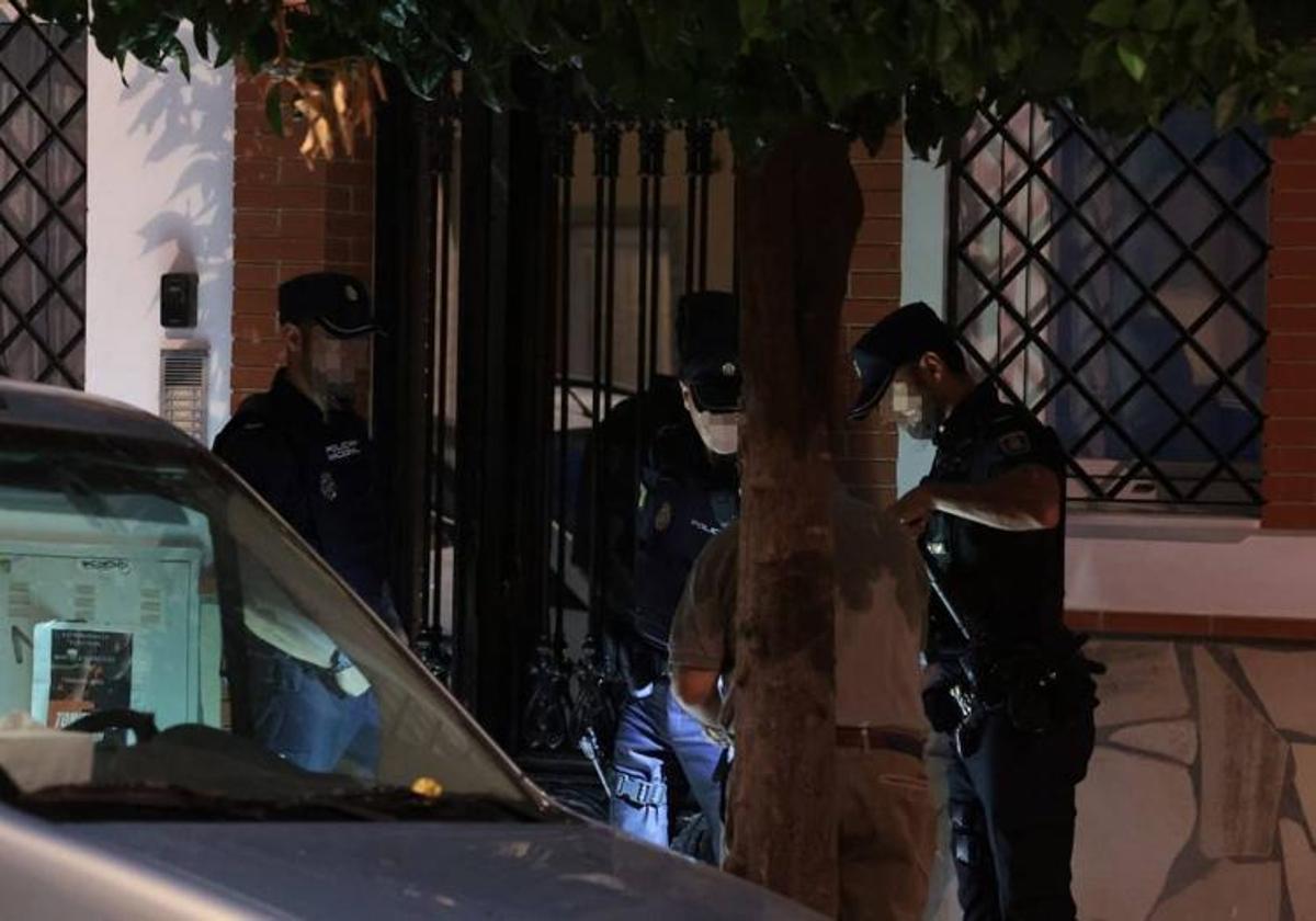 Agentes de policía en el portal de la vivienda donde ha sido hallado el cadáver.