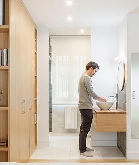 Imagen secundaria 2 - Una de las habitaciones de la segunda planta, el nuevo espacio bajocubierta y el baño incorporado en el dormitorio principal.