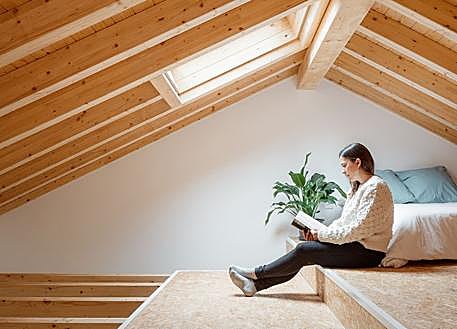 Imagen secundaria 1 - Una de las habitaciones de la segunda planta, el nuevo espacio bajocubierta y el baño incorporado en el dormitorio principal.