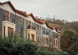 La isla-estantería de la primera planta es un elemento que vertebra todo el espacio.