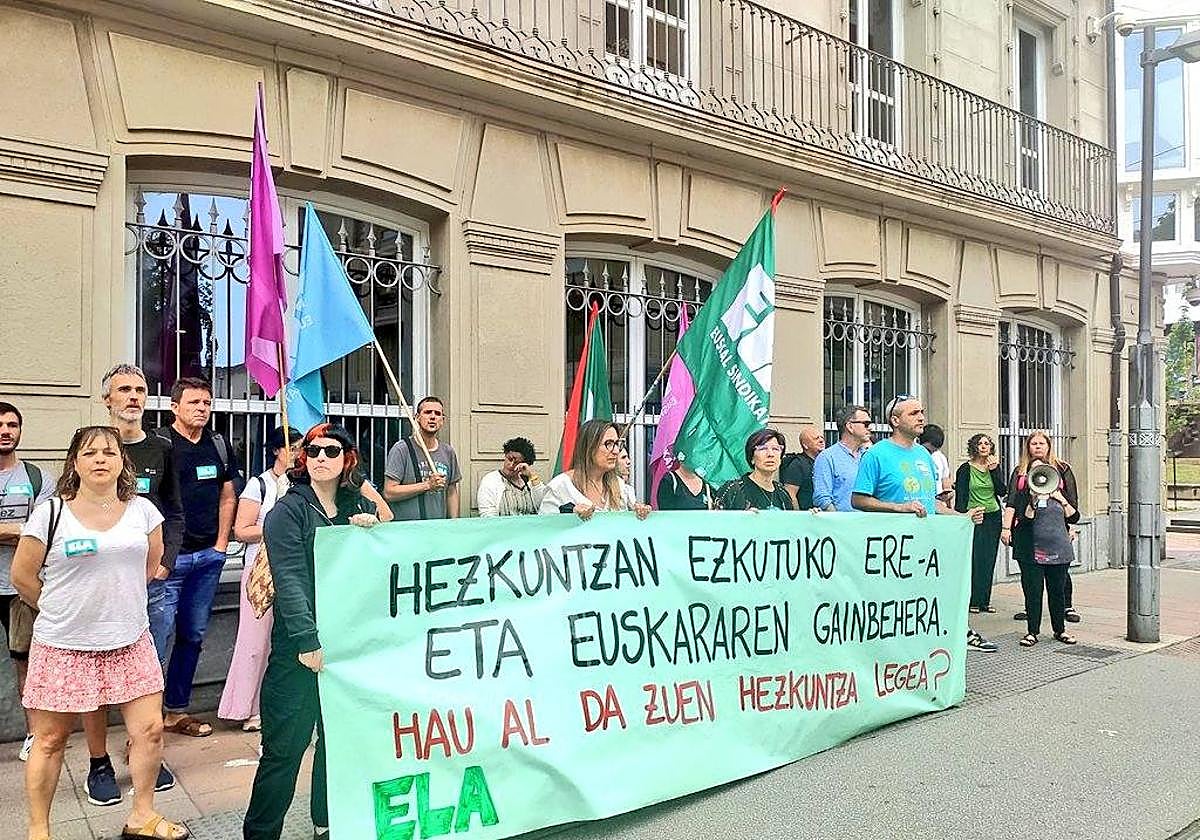 Protesta del sindicato ELA este miércoles frente al Parlamento vasco en contra de la Ley de Educación.