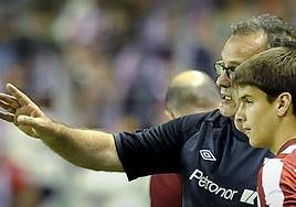 Marcelo Bielsa da instrucciones a un joven Galarreta antes de su debut con el Athletic, ante el Slaven Belupo en agosto de 2012.