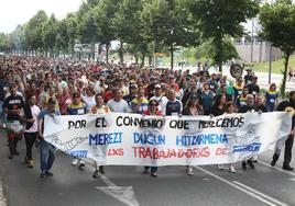 Multitudinaria manifestación de los trabajadores de Michelin en el Boulevard de Euskal Herria de Vitoria.