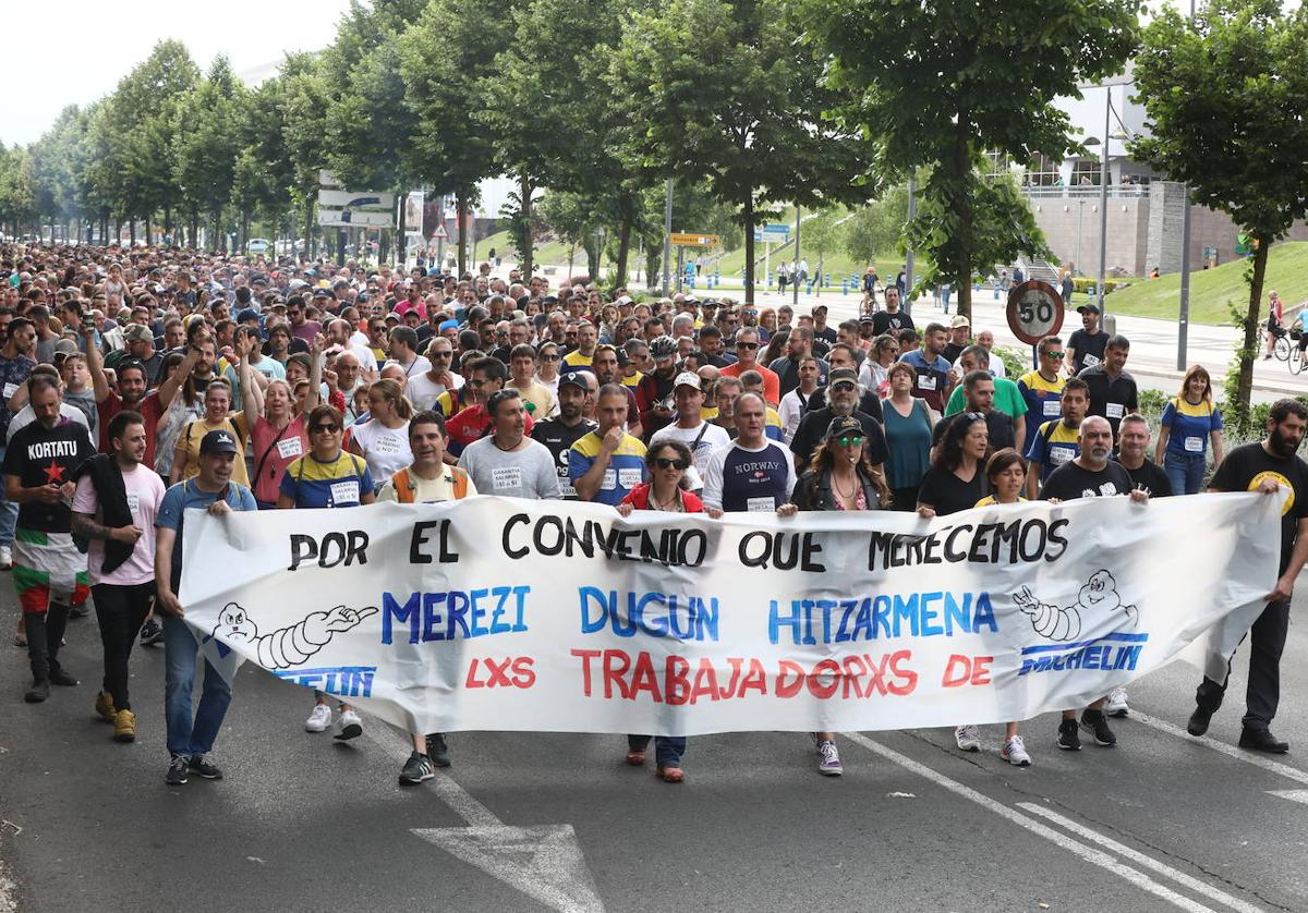 Multitudinaria manifestación de los trabajadores de Michelin en el Boulevard de Euskal Herria de Vitoria.